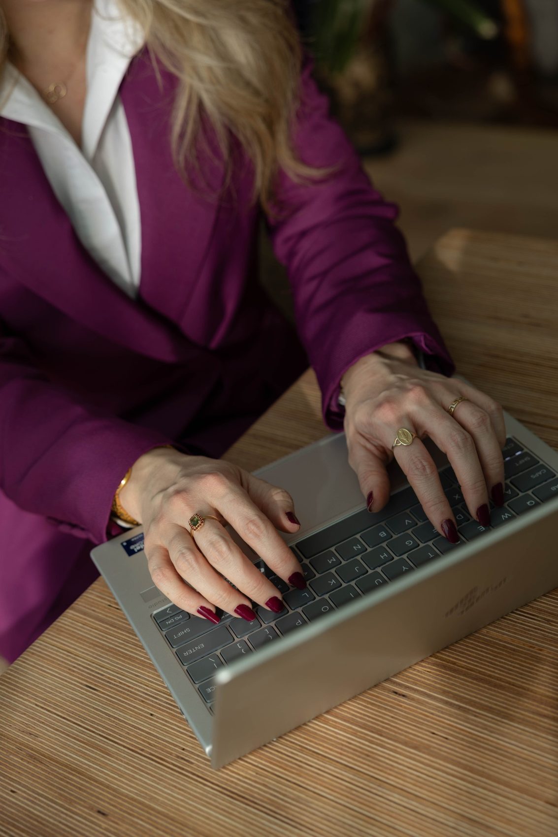 Bonnie van Tiel aan het werk achter de laptop